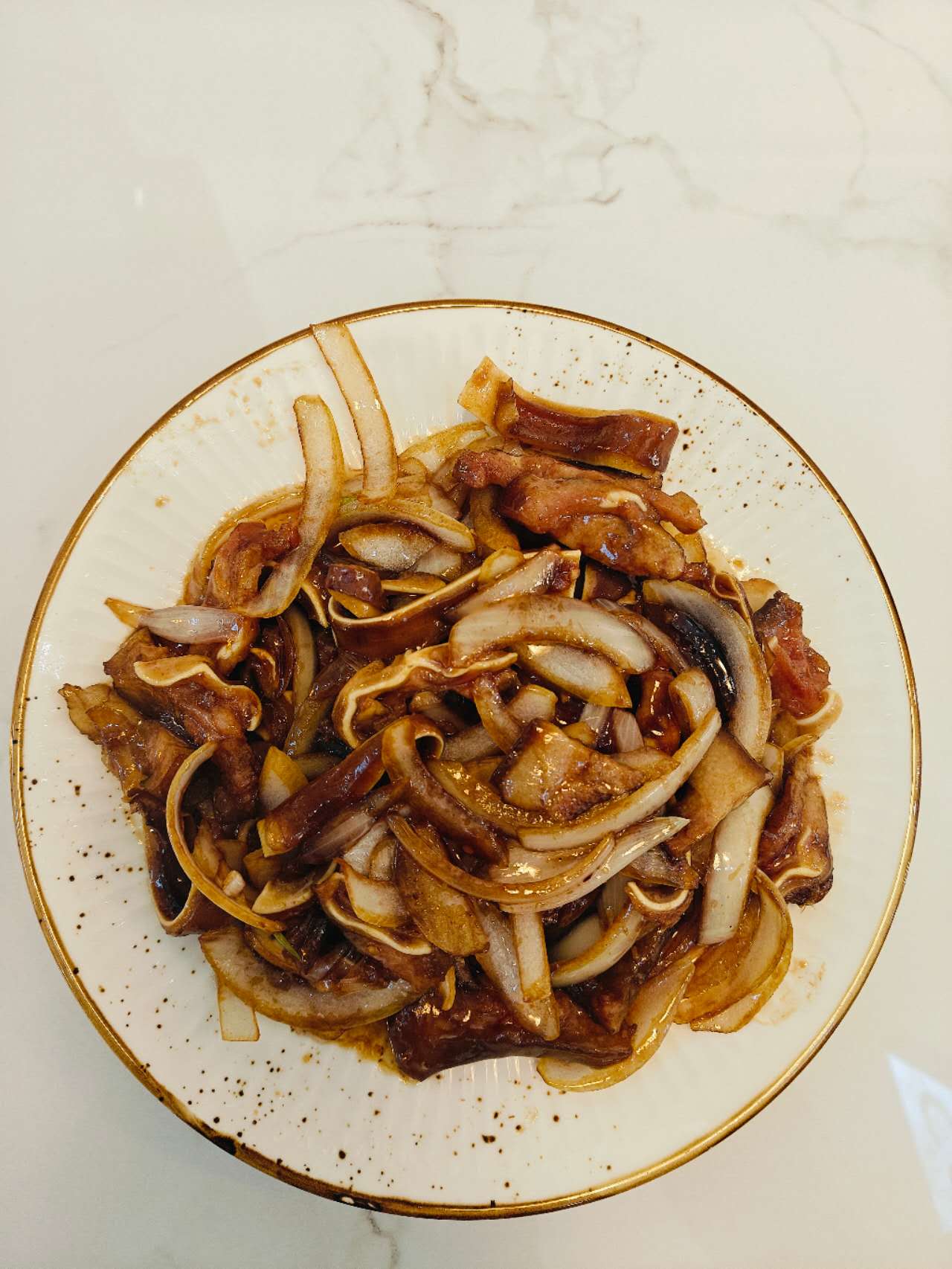 Orejas de cerdo salteados con cebollas