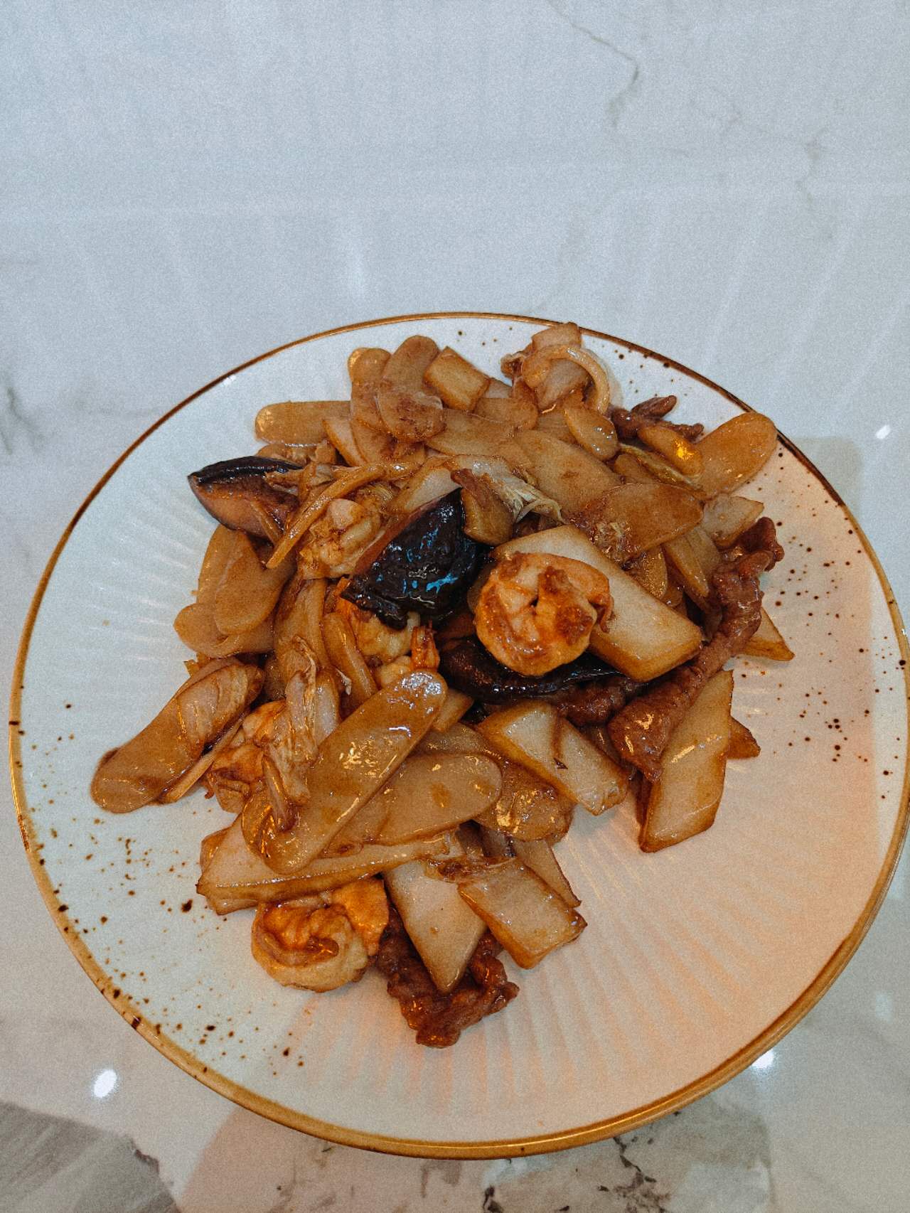 Pasta de arroz con tres delicias